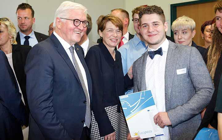 Bundespräsident Steinmeier und Elke Büdenbender mit einem Auszubildenden und weiteren Teilnehmenden an der Verleihung des Europass in der Handwerkskammer Potsdam