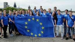 Gruppenbild mit EU-Flagge