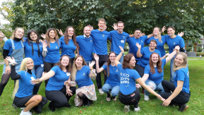 Gruppe von Jugendlichen in blauen T-shirts
