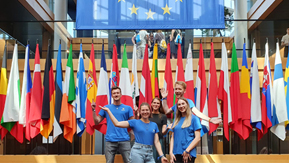 EuroApprentices in Brüssel vor den Flaggen der Mitgliedsstaaten